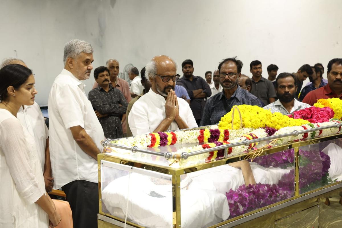 O superstar Rajinikanth presta sua homenagem aos restos mortais de M Saravanan nos estúdios AVM em Chennai em 4 de dezembro de 2025