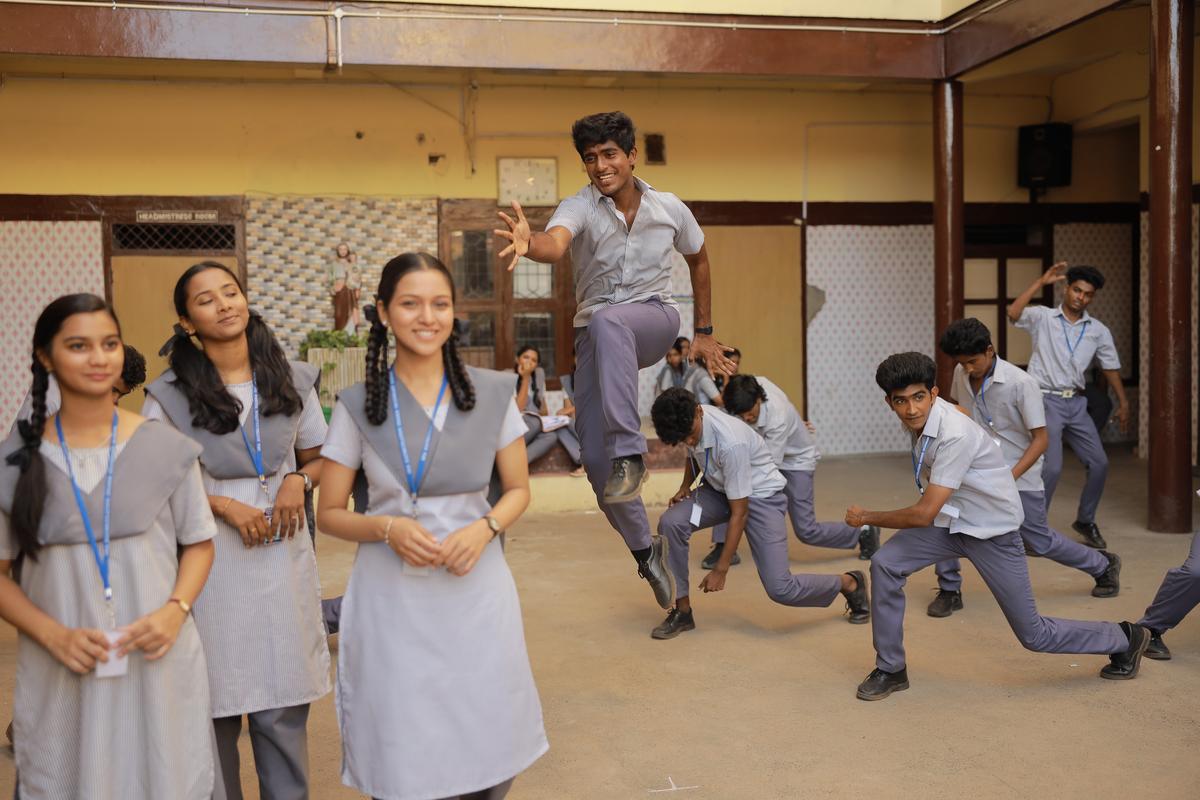 'विद लव' से एक दृश्य