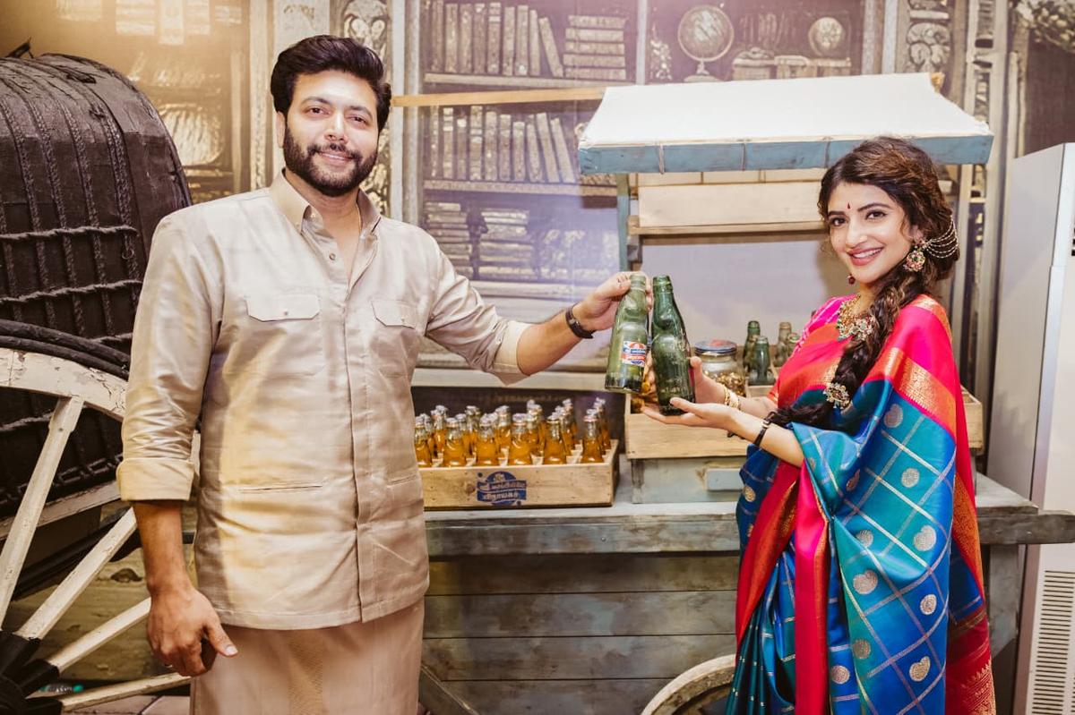 18 दिसंबर, 2025 को चेन्नई के वल्लुवर कोट्टम में 'वर्ल्ड ऑफ पराशक्ति' प्रदर्शनी में रवि मोहन और श्रीलीला ने गोली सोडा साझा किया। 18 दिसंबर, 2025 को चेन्नई के वल्लुवर कोट्टम में 'वर्ल्ड ऑफ पराशक्ति' प्रदर्शनी में रवि मोहन और श्रीलीला ने गोली सोडा साझा किया।