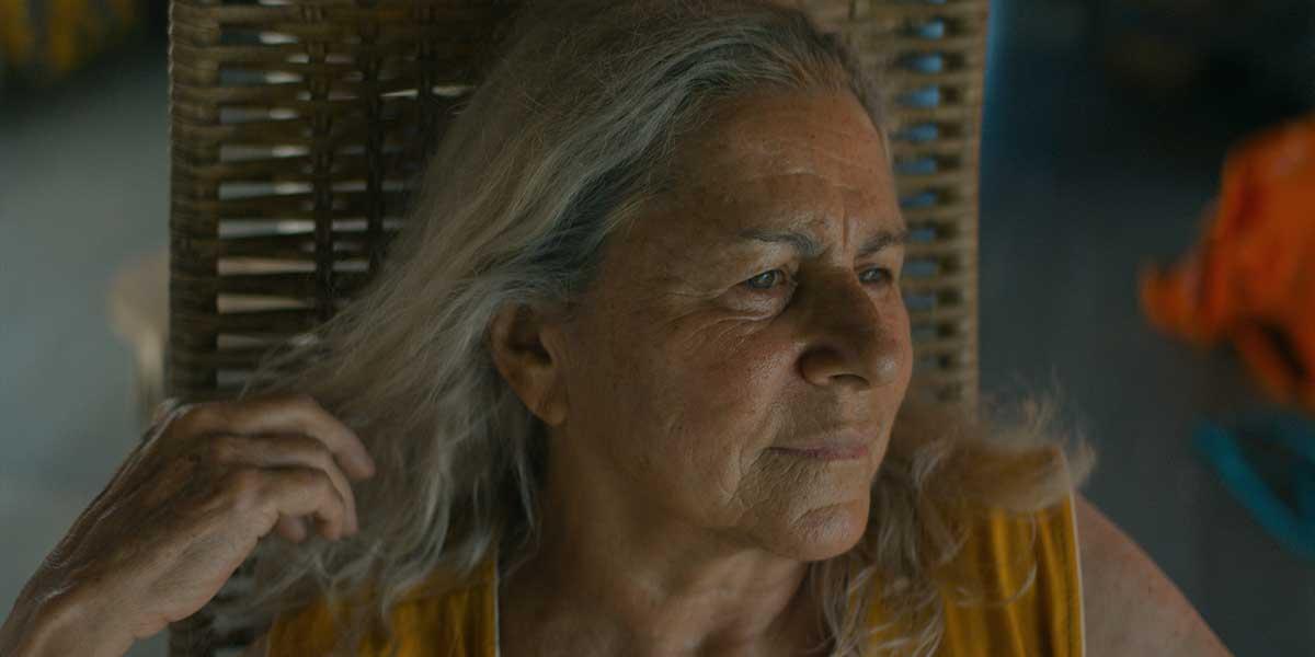 'द ब्लू ट्रेल' के एक दृश्य में टेरेज़ा के रूप में डेनिस वेनबर्ग