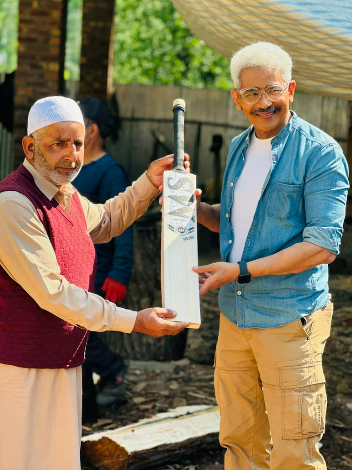 अतुल कुलकर्णी ने कश्मीर में एक दुकानदार के साथ पोज़ दिया अतुल कुलकर्णी ने कश्मीर में एक दुकानदार के साथ पोज़ दिया