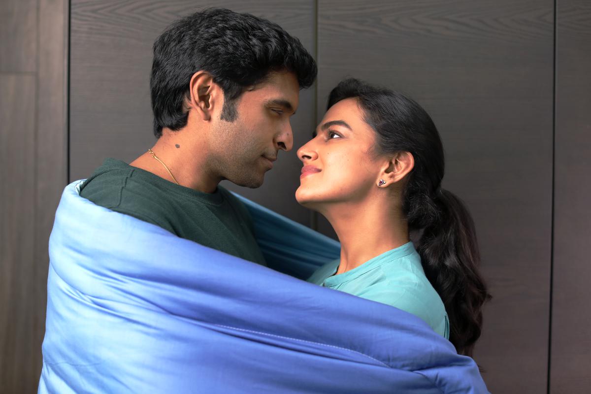 Vikram Prabhu and Shraddha Srinath in ‘Irugapatru’