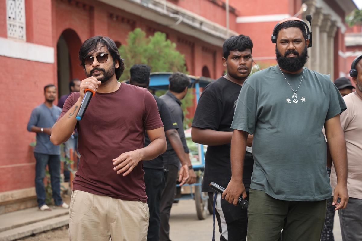 Il regista RJ Balaji sul set di 