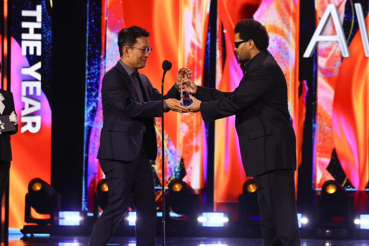 The Weeknd entrega o prêmio principal da noite, Anime do Ano, ao diretor de 'My Hero Academia' Kenji Nagasaki no 10º Crunchyroll Anime Awards 2026, realizado no Grand Prince Hotel Shin Takanawa em Tóquio The Weeknd entrega o prêmio principal da noite, Anime do Ano, ao diretor de 'My Hero Academia' Kenji Nagasaki no 10º Crunchyroll Anime Awards 2026, realizado no Grand Prince Hotel Shin Takanawa em Tóquio