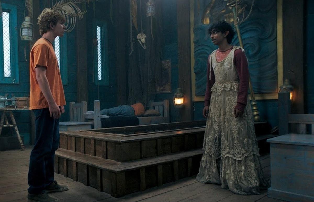 'पर्सी जैक्सन एंड द ओलंपियंस' सीजन 2 के एक दृश्य में वॉकर स्कोबेल और आर्यन सिम्हाद्री