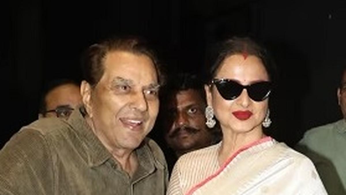 Rekha, Dharmendra’s heartwarming reunion steals the spotlight at ‘Loveyapa’ screening