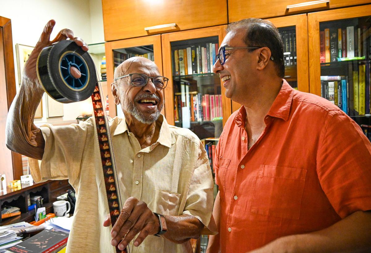 O falecido cineasta Shyam Benegal, com Shivendra Singh Dungarpur, conferindo os rolos restaurados de seu filme Manthan O falecido cineasta Shyam Benegal, com Shivendra Singh Dungarpur, conferindo os rolos restaurados de seu filme Manthan