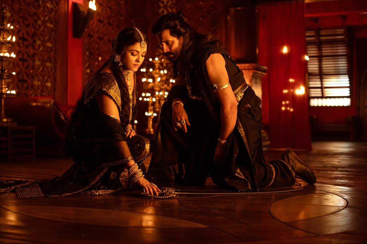Vikram and Aishwarya Rai Bachchan as Queen Nandini and Prince Aditya Karikalan.