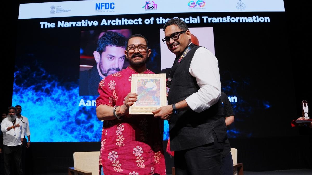 सूचना एवं प्रसारण मंत्रालय के सचिव श्री संजय जाजू द्वारा आमिर खान को सम्मानित किया गया 