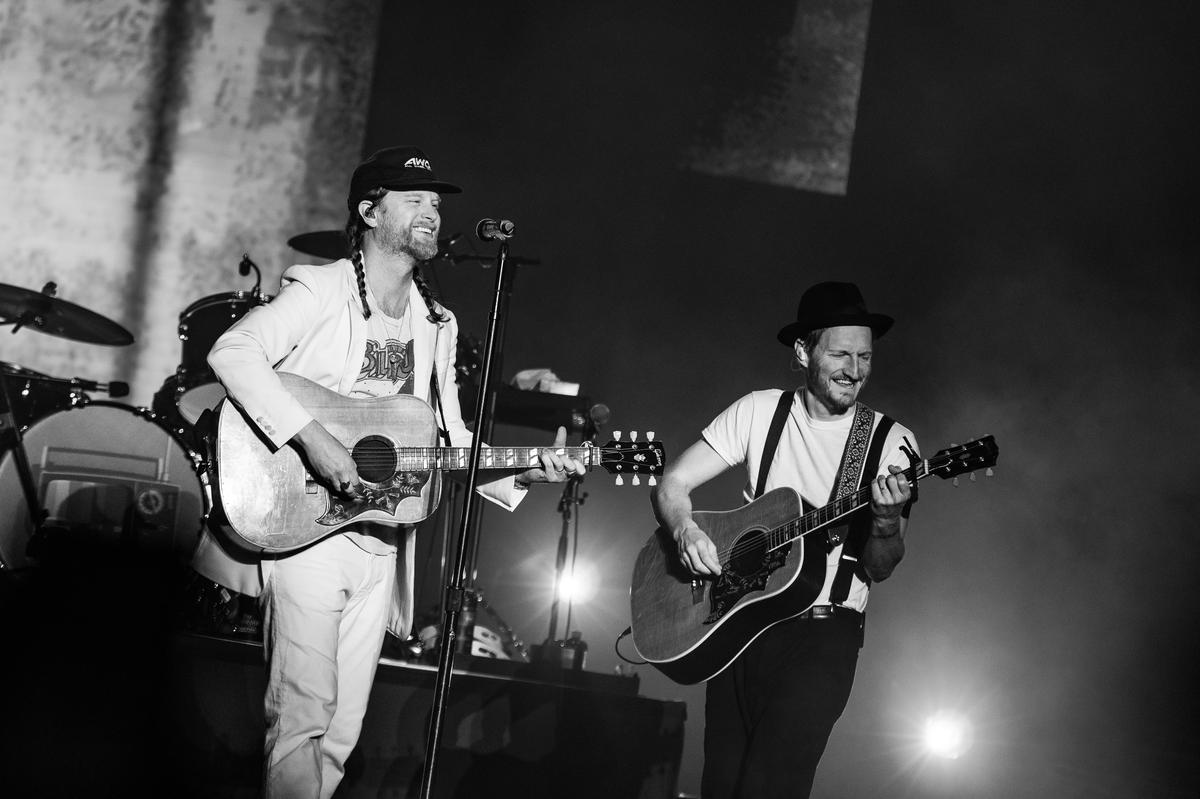 Wesley Schultz e Jeremiah Fraites do The Lumineers se apresentam ao vivo no HUDA Ground em Gurugram