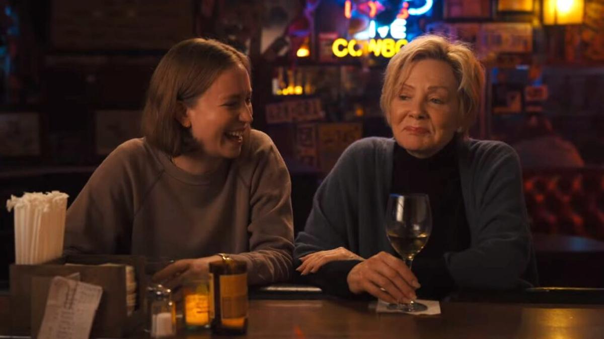 Hannah Einbinder and Jean Smart in a scene from 'Hacks' Season 2