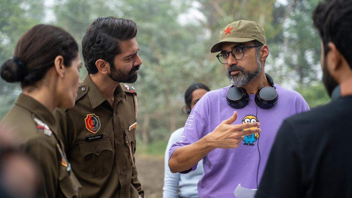 'कोहर्रा' सीजन 2 के सेट पर बरुण सोबती और मोना सिंह से बात करते सुदीप शर्मा