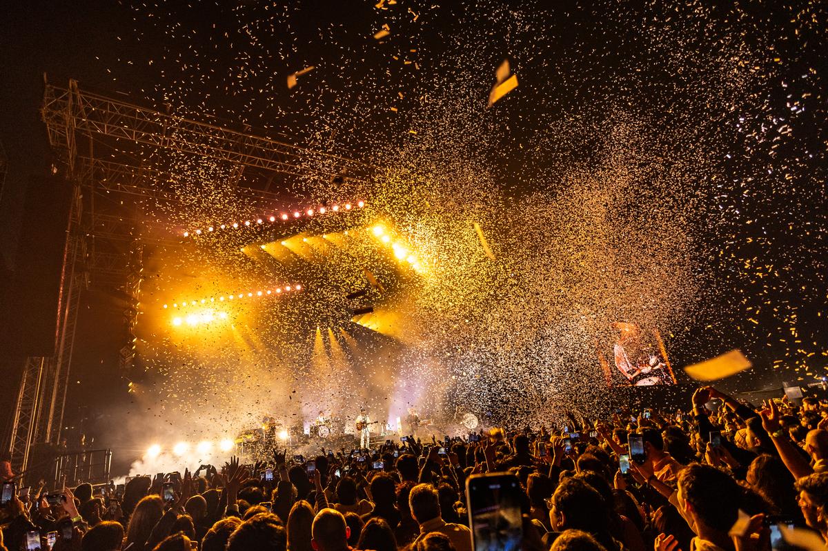 Confete chove do céu enquanto os Lumineers se apresentam ao vivo no HUDA Ground em Gurugram