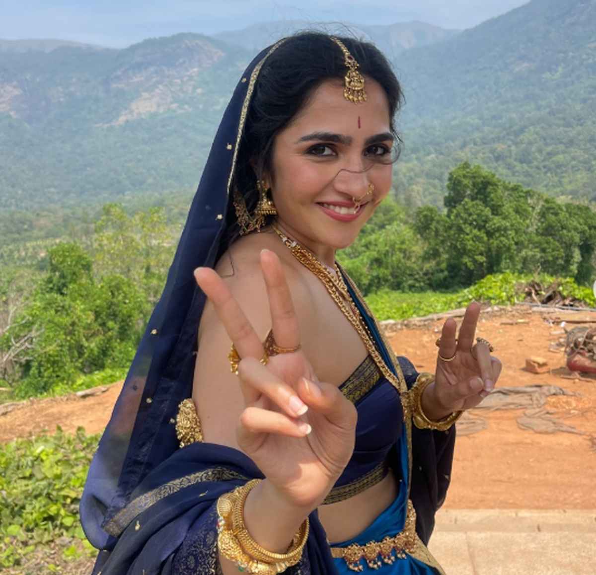 कनकवती के रूप में रुक्मिणी वसंत 'कंतारा: अध्याय 1' के सेट पर एक स्पष्ट क्षण के लिए पोज़ देती हुई। कनकवती के रूप में रुक्मिणी वसंत 'कंतारा: अध्याय 1' के सेट पर एक स्पष्ट क्षण के लिए पोज़ देती हुई।