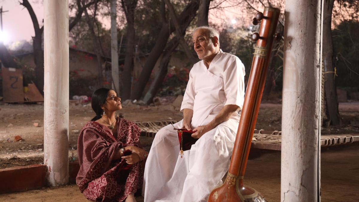 Ranjana Srivastava e Mohan Agashe no filme