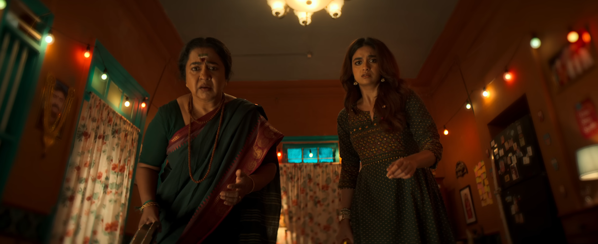 'रिवॉल्वर रीटा' के एक दृश्य में राडिका सरथकुमार और कीर्ति सुरेश 'रिवॉल्वर रीटा' के एक दृश्य में राडिका सरथकुमार और कीर्ति सुरेश