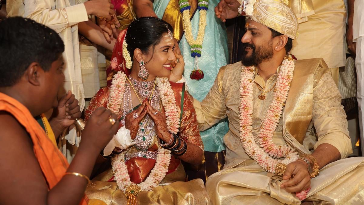 Kannada star Dhananjaya marries girlfriend Dhanyatha