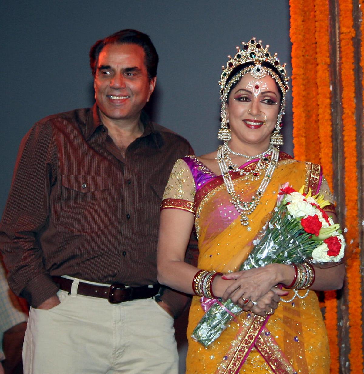 हेमा मालिनी के साथ धर्मेंद्र.