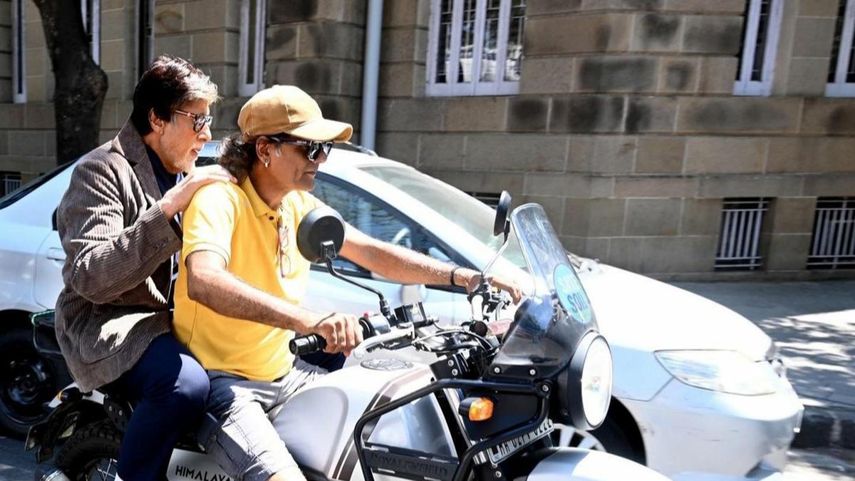 Amitabh Bachchan, Anushka Sharma post helmet-less photos, Mumbai Police takes note
