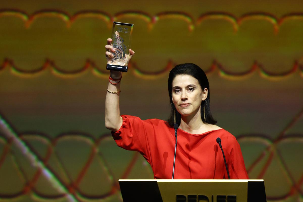 Cherien Dabis menerima Penghargaan Film Fitur Perak Yusr di atas panggung pada Upacara Penghargaan Yusr di Festival Film Internasional Laut Merah 2025 pada 11 Desember 2025 di Jeddah, Arab Saudi.