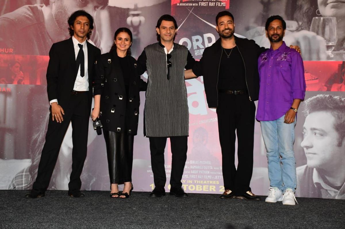O elenco e a equipe técnica de 'Lord Curzon Ki Haveli', dirigido por Anshuman Jha.