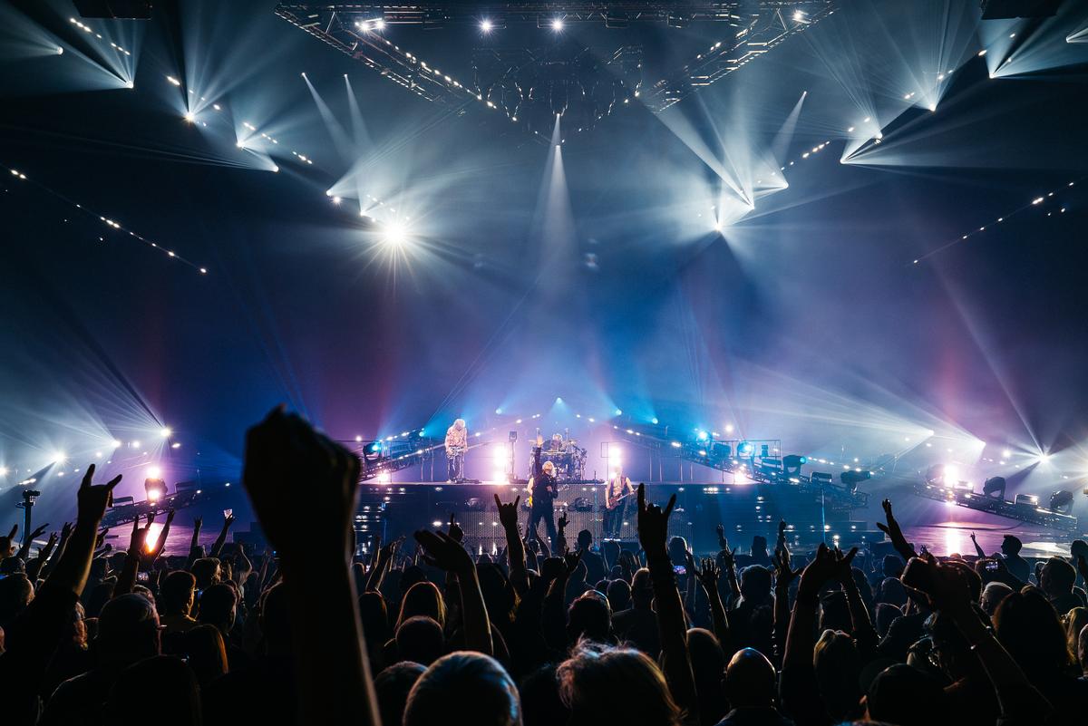 I Def Leppard si esibiscono dal vivo in concerto