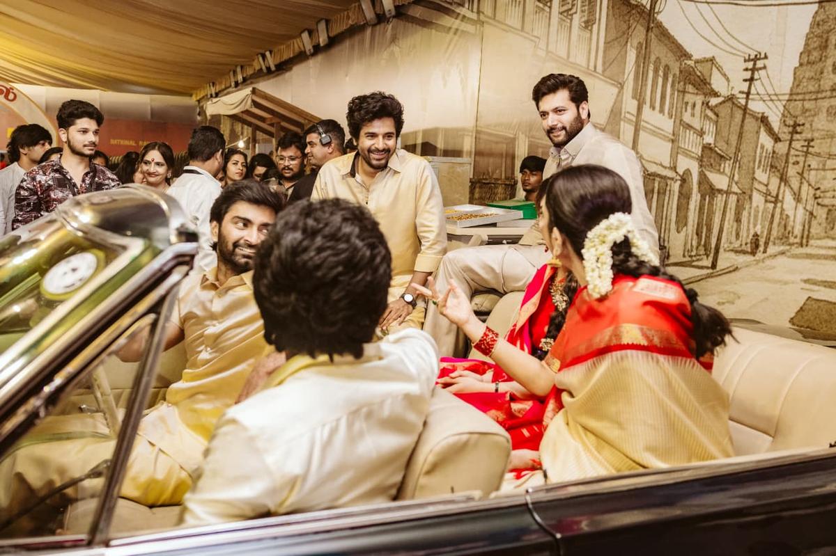 'पराशक्ति' टीम एक विंटेज कार की जाँच करती है जिसे 18 दिसंबर, 2025 को चेन्नई के वल्लुवर कोट्टम में 'वर्ल्ड ऑफ़ परशक्ति' प्रदर्शनी में स्थापित किया गया है। 'पराशक्ति' टीम एक विंटेज कार की जाँच करती है जिसे 18 दिसंबर, 2025 को चेन्नई के वल्लुवर कोट्टम में 'वर्ल्ड ऑफ़ परशक्ति' प्रदर्शनी में स्थापित किया गया है।