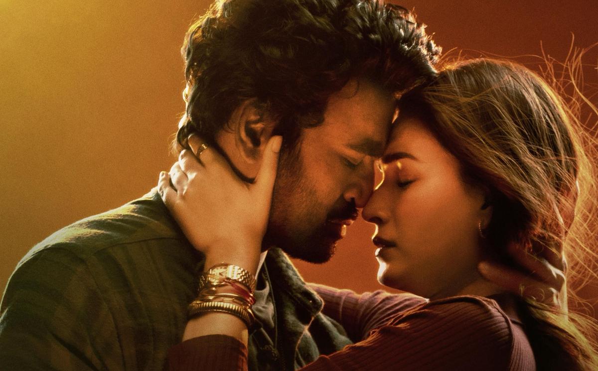 Dhanush and Kriti Sanon in a still from ‘Tere Ishk Mein’