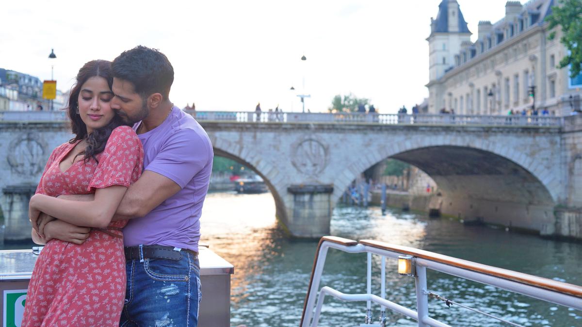 Varun Dhawan Xnx - Bawaal' movie review: Varun Dhawan and Janhvi Kapoor struggle in bizarro  romance - The Hindu