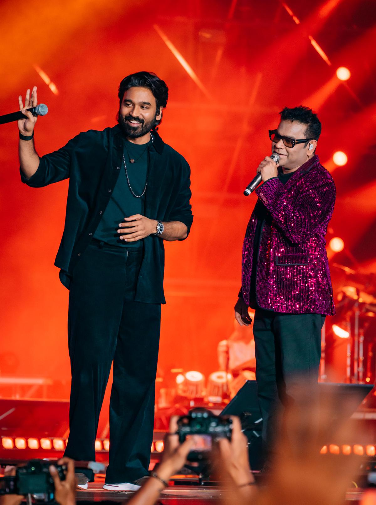 Dhanush e AR Rahman eseguono Dhanush e AR Rahman eseguono
