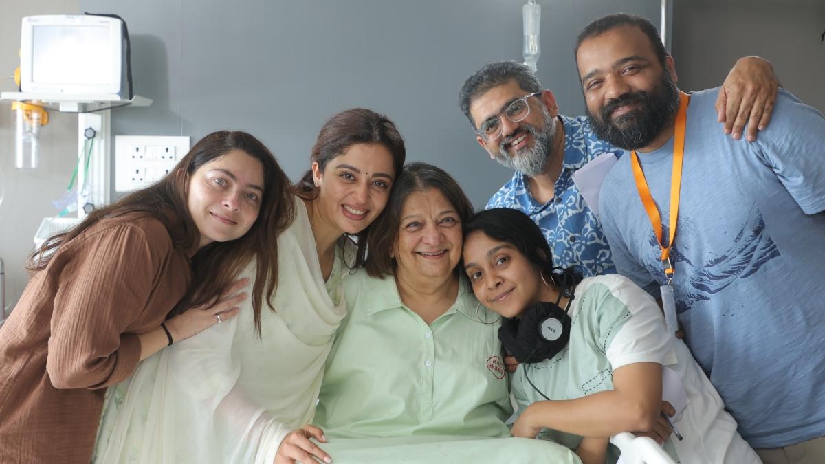 Da sinistra: Sonalee Kulkarni, Neha Pendse, Bharti Achrekar, Milind Jog e Nikhil Mahajan