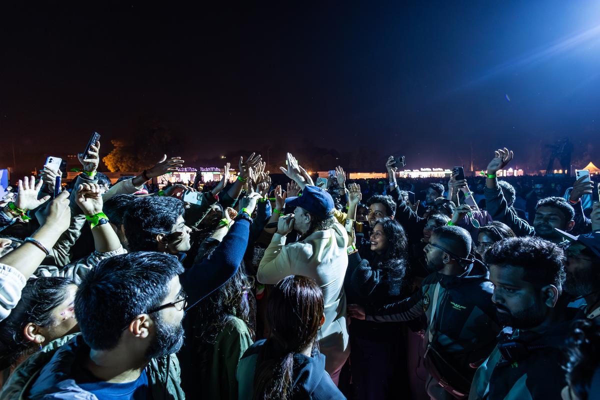 Wesley Schultz entra na multidão enquanto os Lumineers se apresentam ao vivo no HUDA Ground em Gurugram