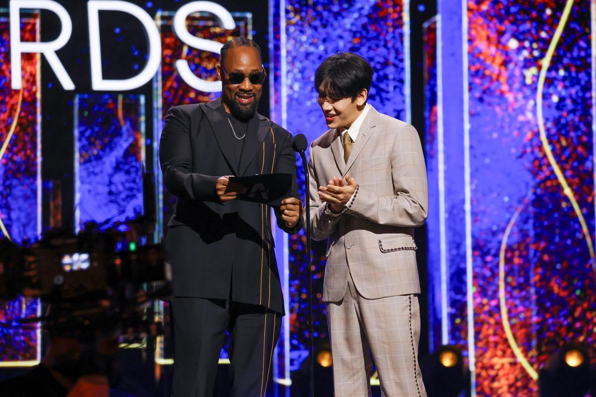 RZA entrega prêmio com Bambam no Crunchyroll Anime Awards 2026 no Grand Prince Hotel Shin Takanawa em Tóquio