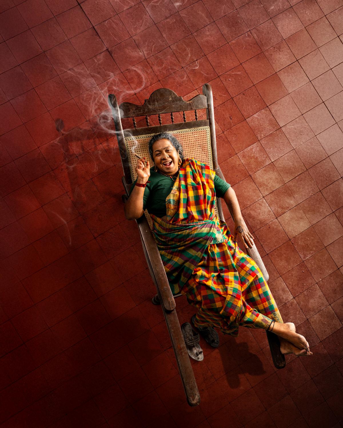 Radikaa Sarathkumar in un fotogramma di Thaai Kizhavi.