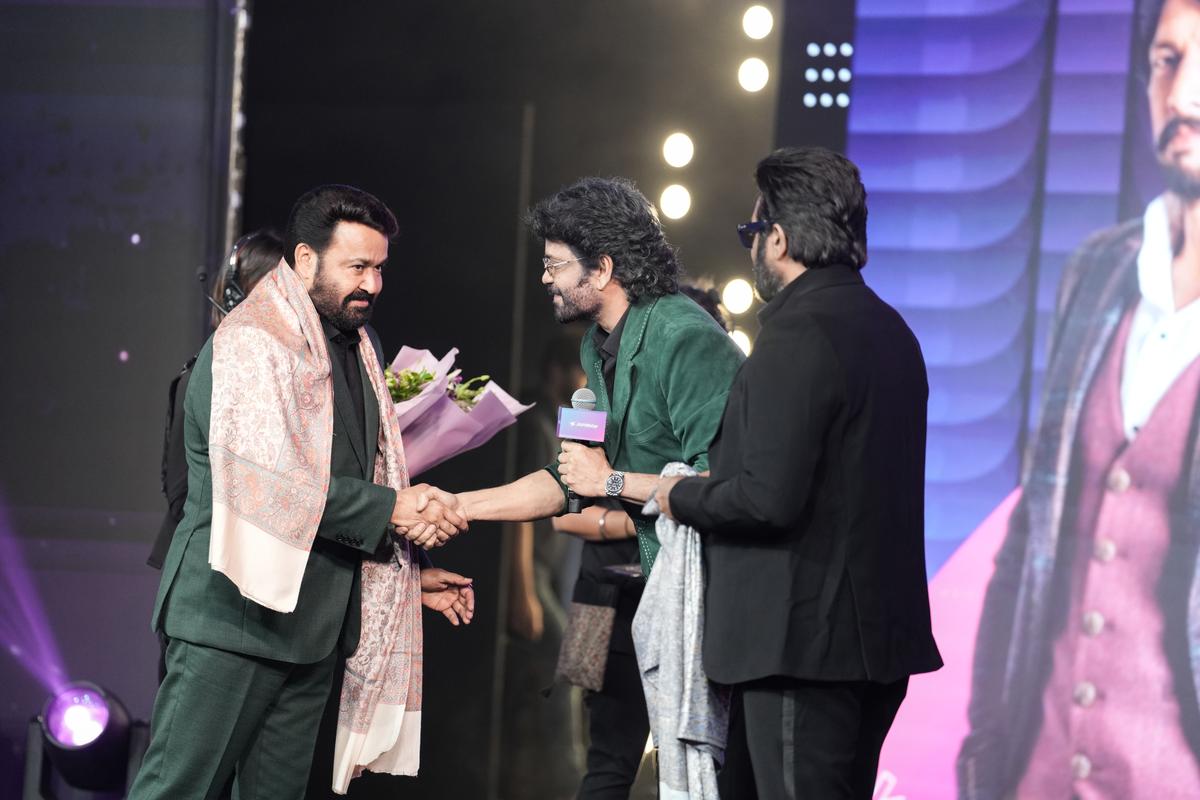 दादा साहब फाल्के पुरस्कार विजेता मोहनलाल को मंगलवार (9 दिसंबर, 2025) को चेन्नई में साउथ अनबाउंड कार्यक्रम में नागार्जुन और विजय सेतुपति द्वारा सम्मानित किया गया। दादा साहब फाल्के पुरस्कार विजेता मोहनलाल को मंगलवार (9 दिसंबर, 2025) को चेन्नई में साउथ अनबाउंड कार्यक्रम में नागार्जुन और विजय सेतुपति द्वारा सम्मानित किया गया।