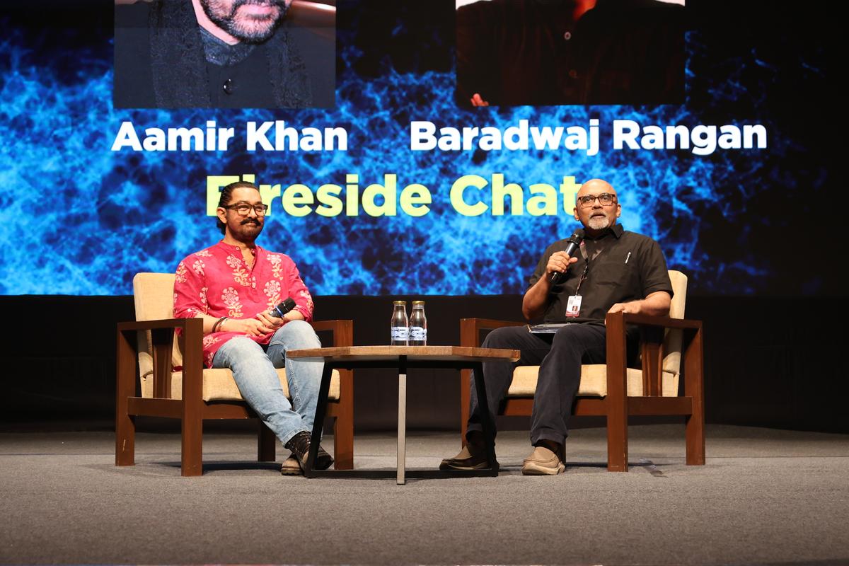 IFFI 2025 में बातचीत करते हुए आमिर खान और बारद्वाज रंगन