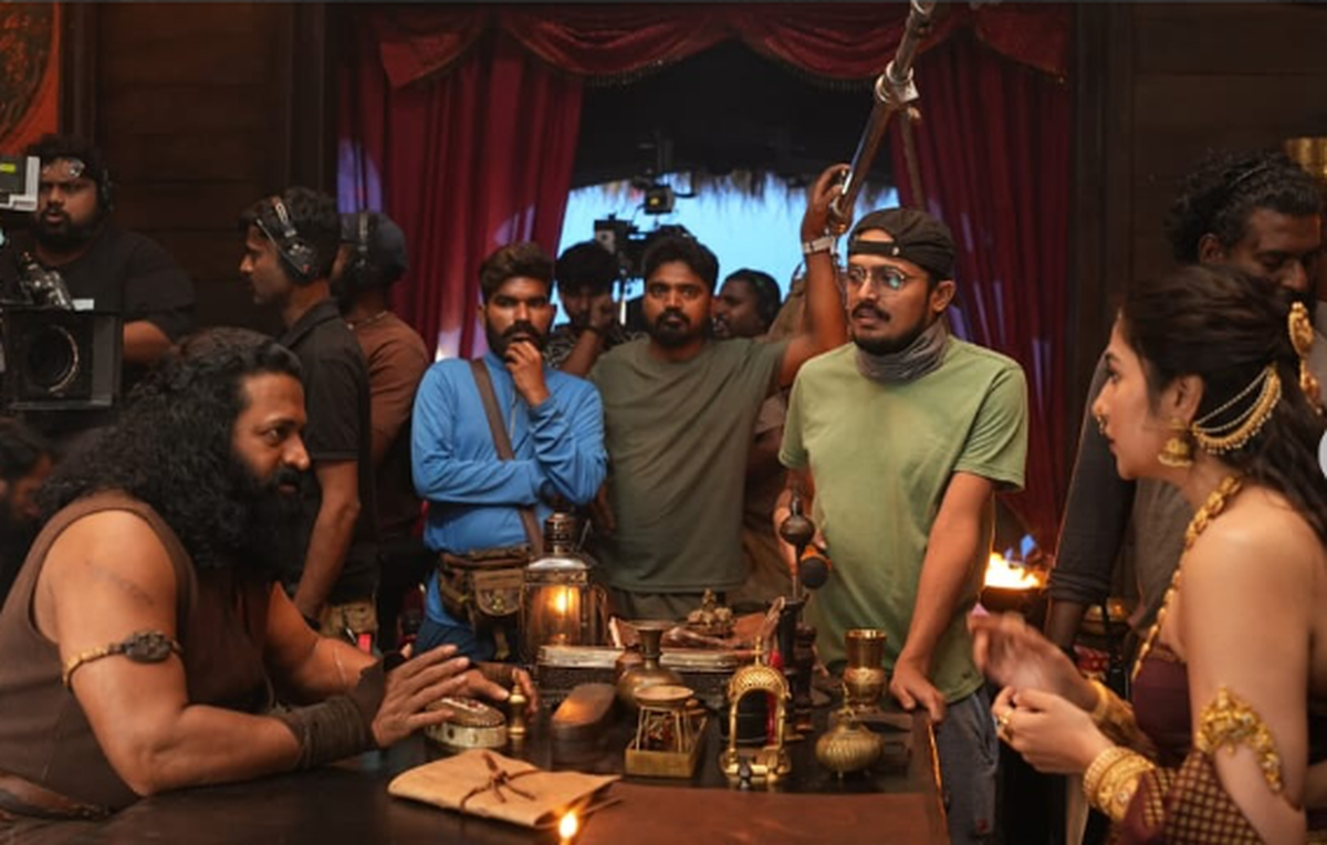 रुक्मिणी वसंत और ऋषभ शेट्टी 'कंतारा: चैप्टर 1' के फिल्मांकन के दौरान चर्चा करते हैं। रुक्मिणी वसंत और ऋषभ शेट्टी 'कंतारा: चैप्टर 1' के फिल्मांकन के दौरान चर्चा करते हैं।