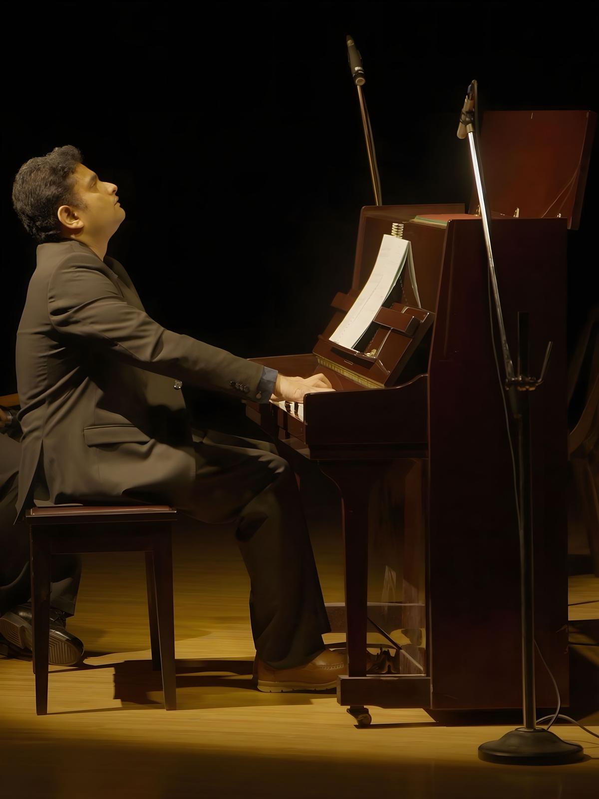 Il recital di Anand Seshadri ha invitato il pubblico all'atto dell'ascolto invece di posizionarlo come osservatore passivo. Il recital di Anand Seshadri ha invitato il pubblico all'atto dell'ascolto invece di posizionarlo come osservatore passivo.