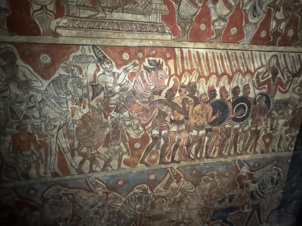 Un dipinto che rappresenta l'esercito dell'imperatore Vijayanagara Achyutadevaraya visto all'interno del tempio Tiruppudaimarudhur.