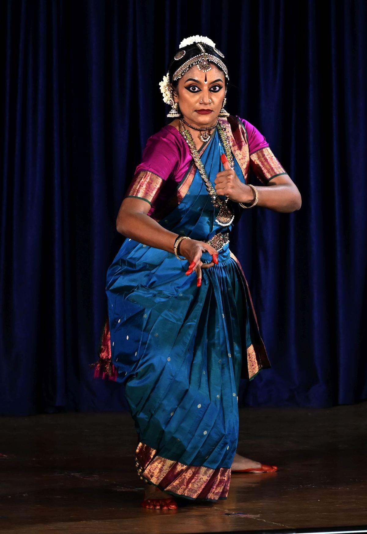 नृत्त और अभिनय के बीच मीरा बालासुब्रमण्यम का परिवर्तन निर्बाध था। नृत्त और अभिनय के बीच मीरा बालासुब्रमण्यम का परिवर्तन निर्बाध था।