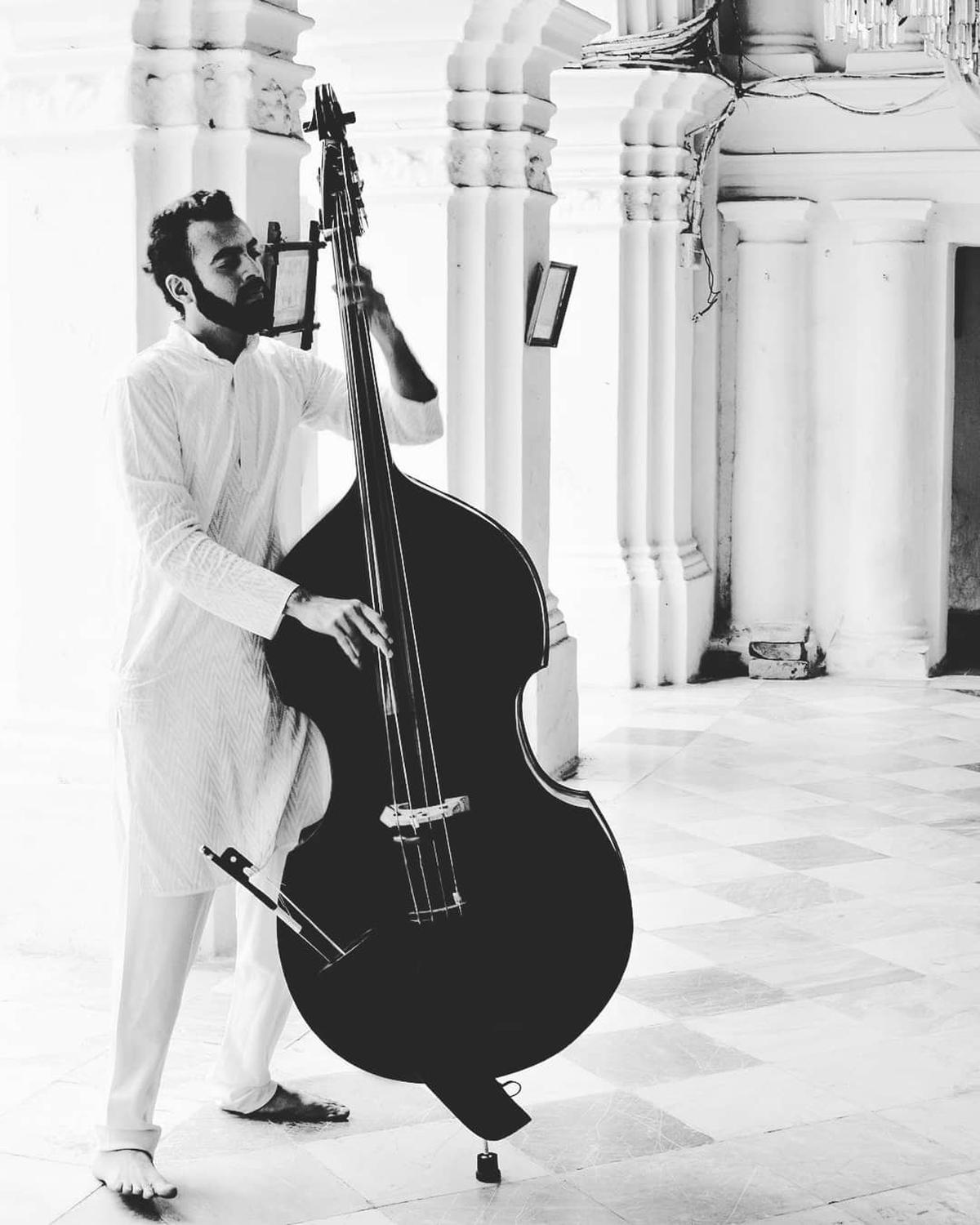 Debjit proviene da un lignaggio illustre: lo scienziato e statistico PC Mahalanobis dal lato paterno e il musicista Pt. Ramshankar Bhattacharya dal lato materno. 