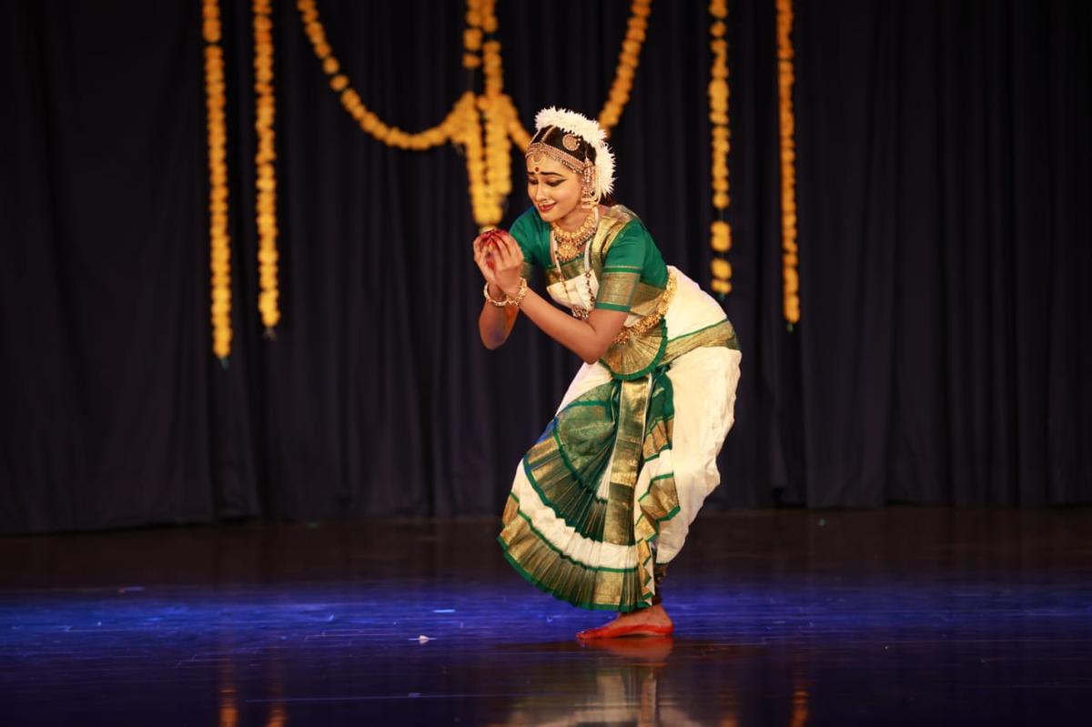 Durante todo o varnam, Kavyaa administrou os hasta mudras, abhinaya e footwork com facilidade. Durante todo o varnam, Kavyaa administrou os hasta mudras, abhinaya e footwork com facilidade.