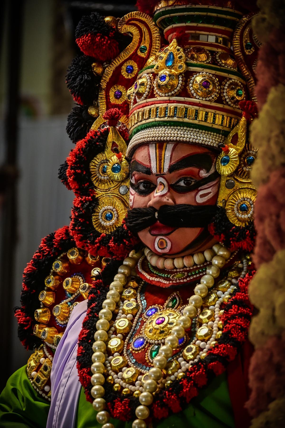 Sakshi Seshadri si dipinge il viso con una miriade di colori ed esegue Yakshagana: un giorno come dio, l'altro giorno come asura e il terzo come ballerina.