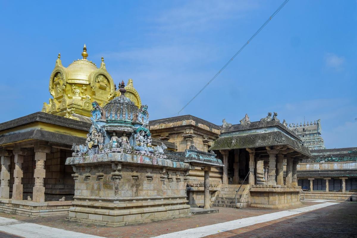 कुंभकोणम के पास एक गांव थिरुवेझिमिझलाई में वीझीनाथस्वामी मंदिर के अंदर का दृश्य।