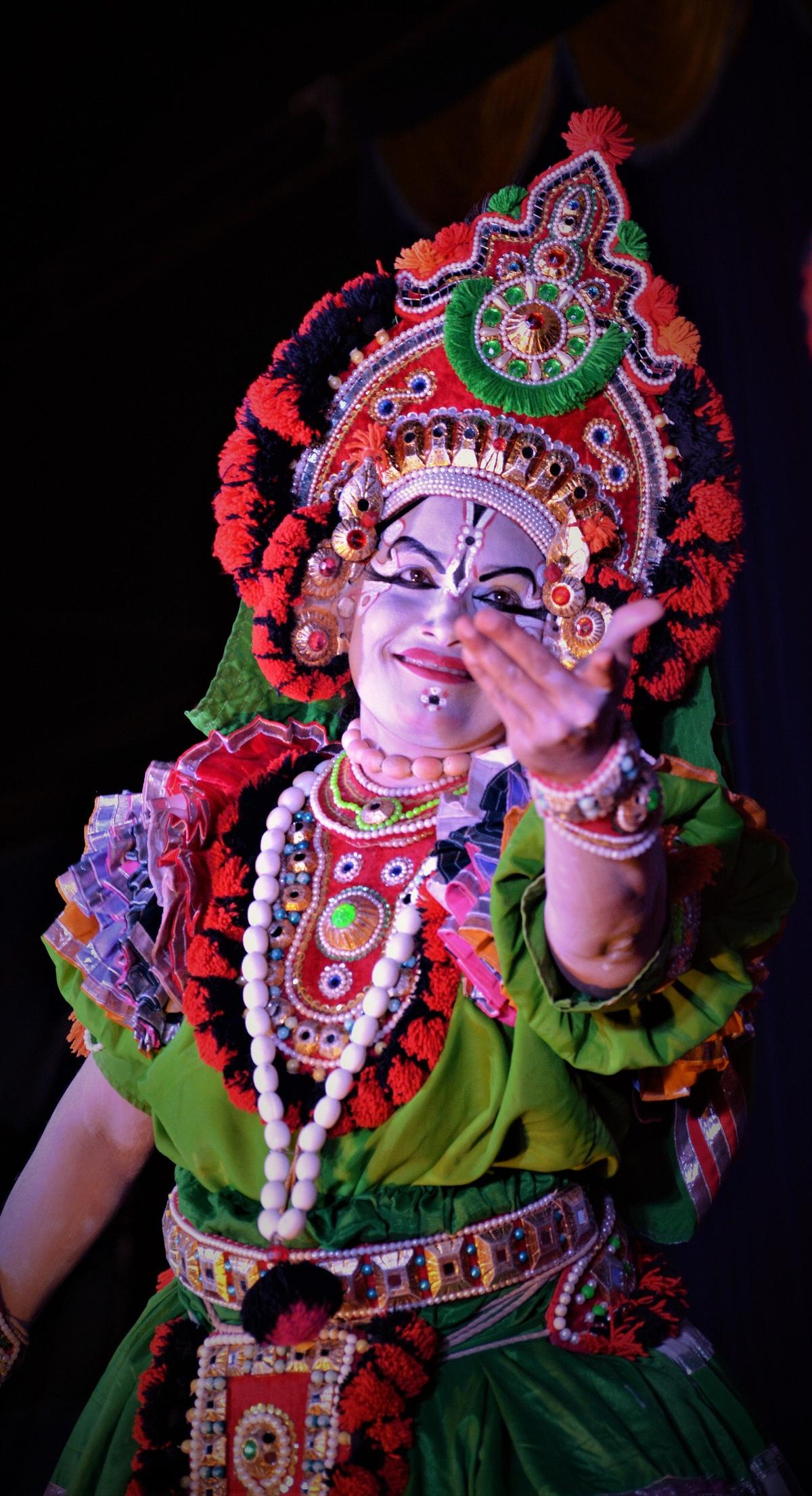 Arathi Patrame è un insegnante di inglese, a Tunkuru, che esegue Yakshagana e insegna anche questa forma d'arte.