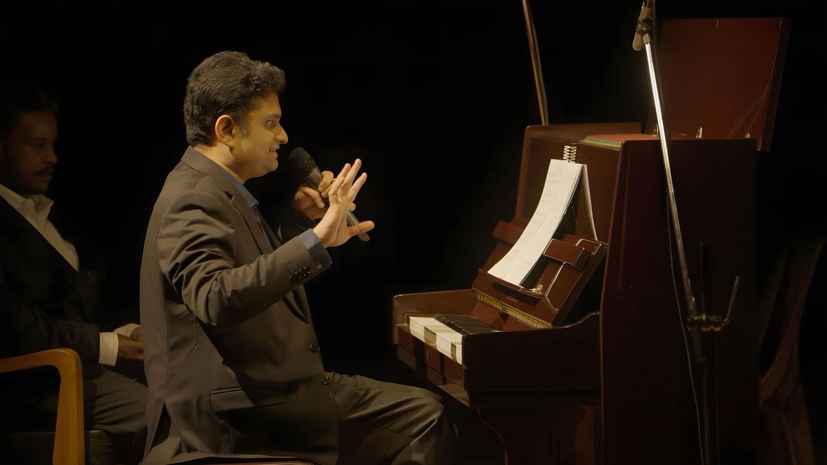 Il recital di Anand Seshadri ha combinato l'esibizione con la spiegazione. Il recital di Anand Seshadri ha combinato l'esibizione con la spiegazione.