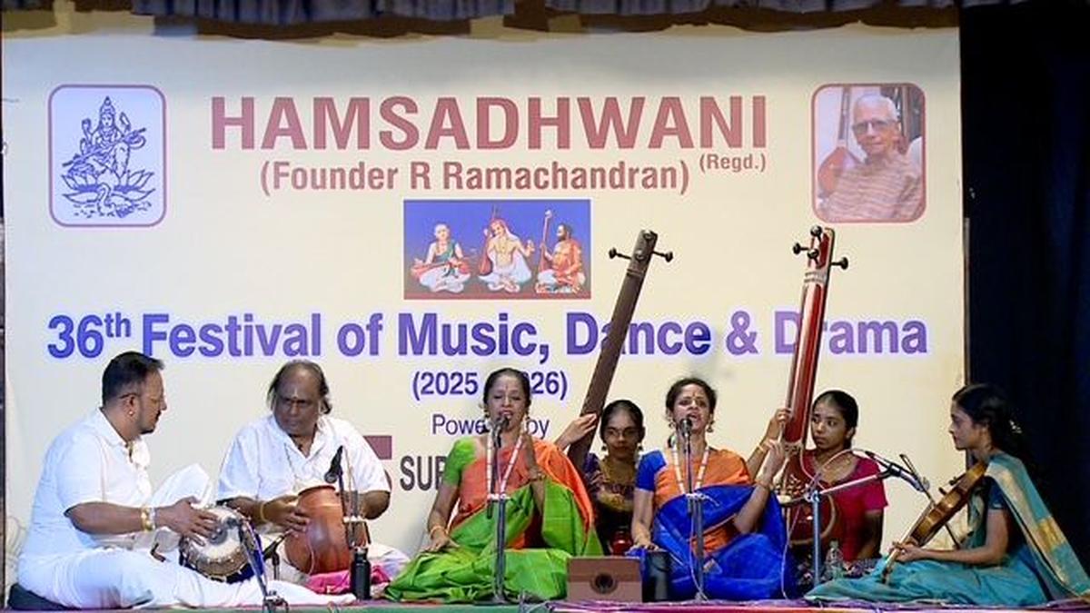 Le Sorelle Akkarai sono accompagnate da Sruthi Sarathy al violino, S. Sundarkumar al mridangam e S. Karthick al ghatam.