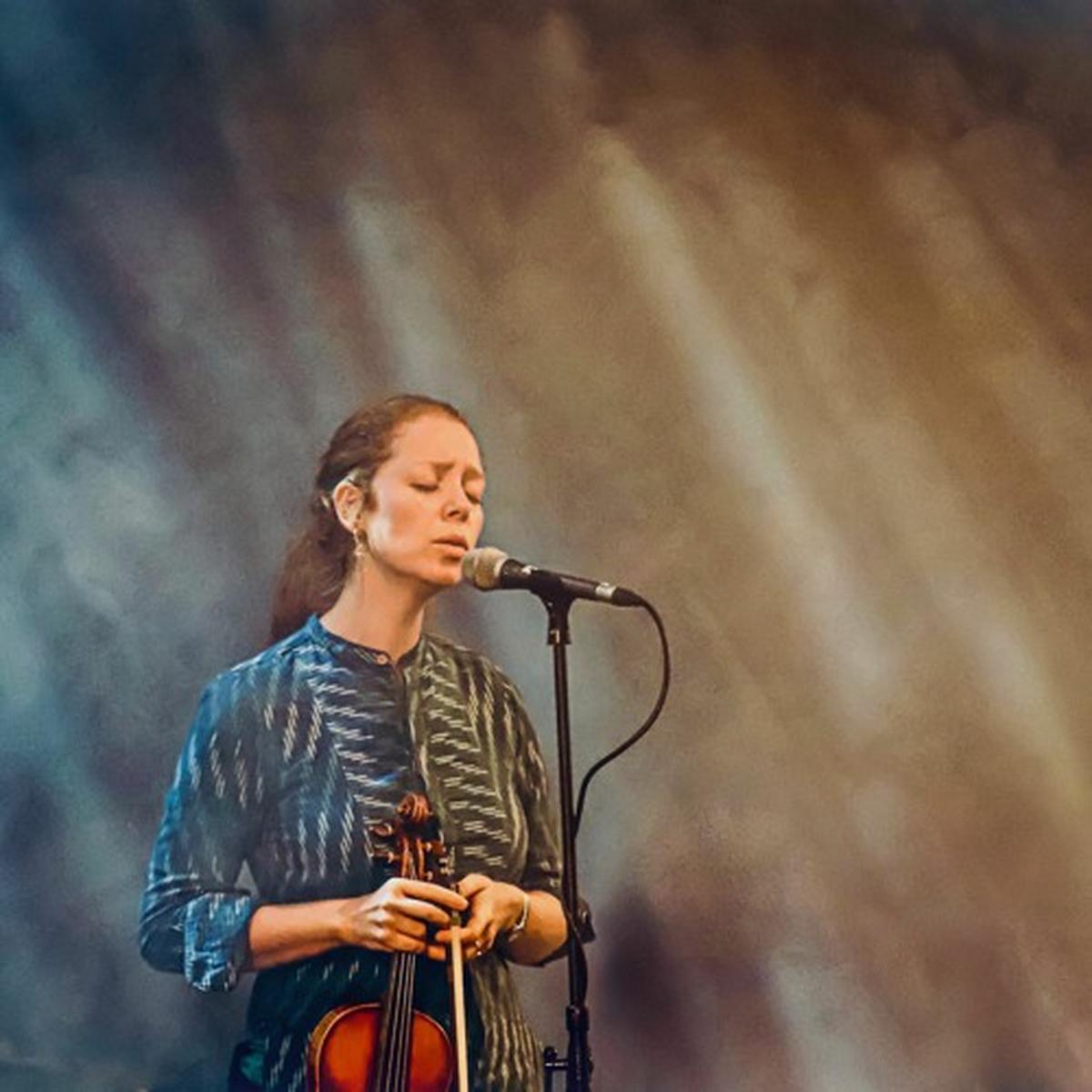 जाहन्वी की आध्यात्मिक यात्रा वॉटफोर्ड के पास लेथचमोर हीथ गांव में भक्तिवेदांत मनोर से शुरू हुई।