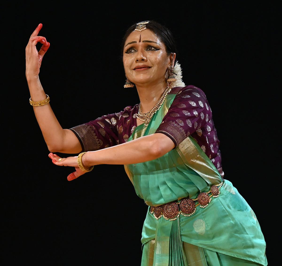 A dançarina sênior de Bharatanatyam, Rama Vaidyanathan, durante sua apresentação no dia inaugural do festival de dança da Academia de Música.