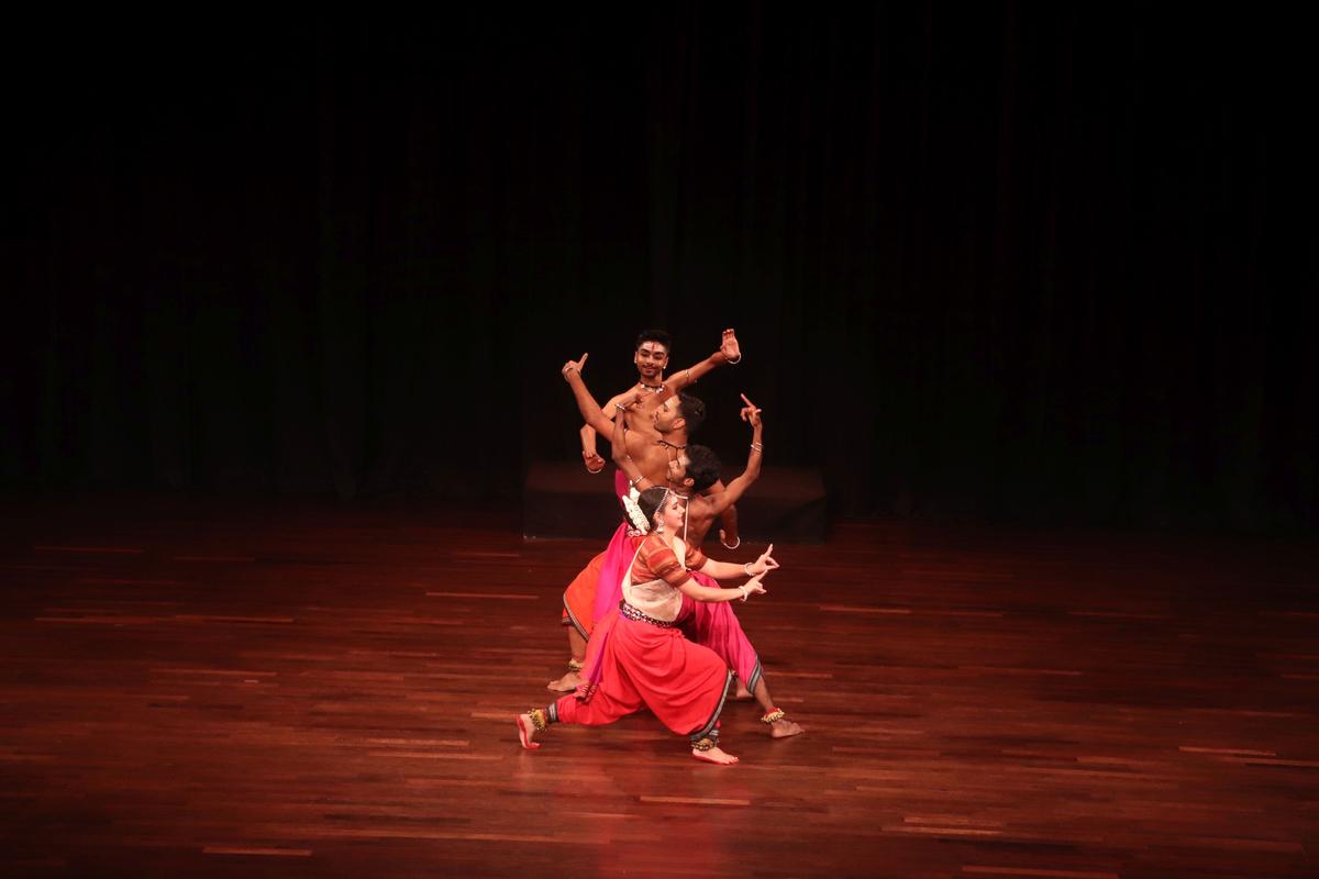 शर्मिला बिस्वास के छात्रों ने 'मूर्ता महेश्वर' नामक समूह प्रस्तुति में शिव के विभिन्न गुणों को दर्शाया। शर्मिला बिस्वास के छात्रों ने 'मूर्ता महेश्वर' नामक समूह प्रस्तुति में शिव के विभिन्न गुणों को दर्शाया।